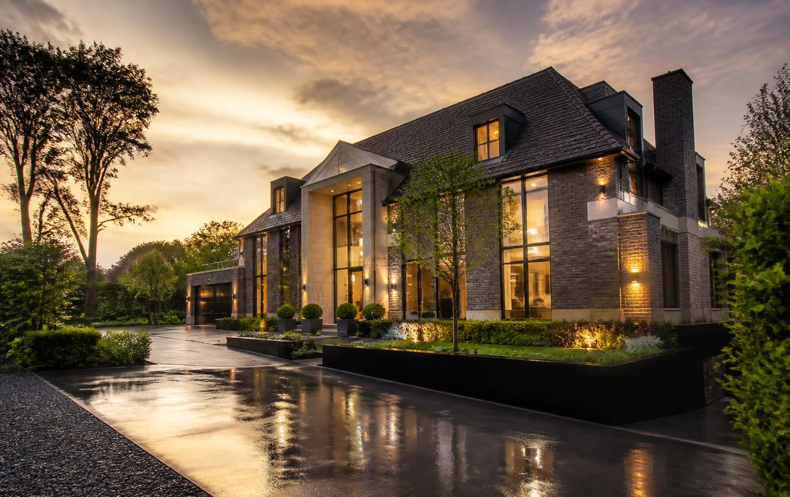 Moderne villa in de avond, gebouwd en gerenoveerd door VugtBouw